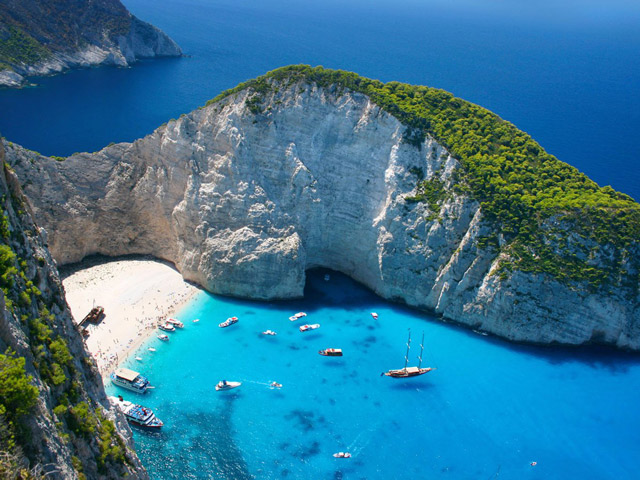 Biển Navagio, Hy Lạp: Biển Navagio còn được biết đến với tên gọi “biển Tàu Đắm” hay “Smuggle’s Cove” (Vùng vịnh của những người buôn lậu”). Bãi biển này giấu mình ở một vùng vịnh hẻo lánh trên đảo Zakynthos tại Hy Lạp.